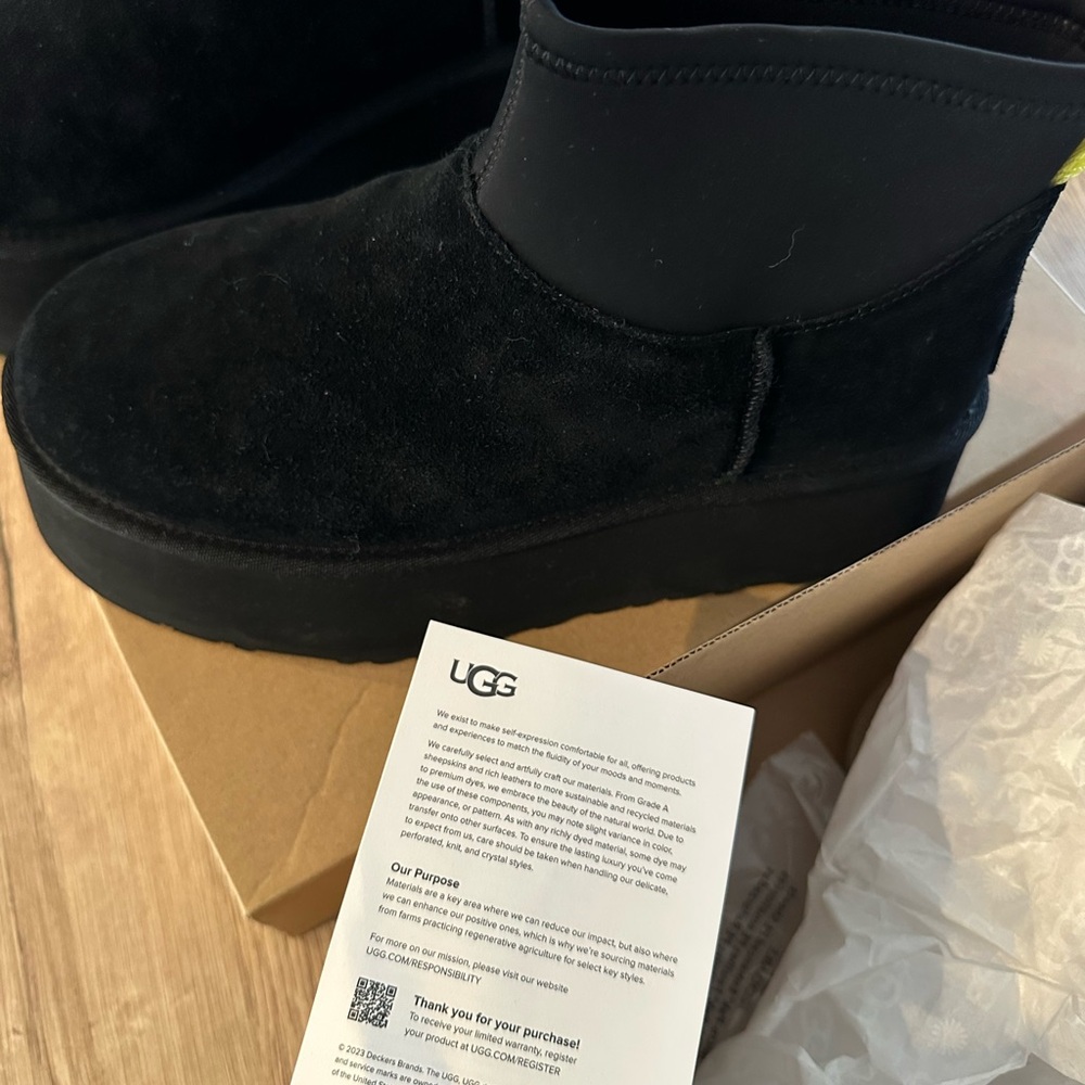 UGG women’s classic lil dipper Black Platform Ankle Boots - Picture 14 of 14